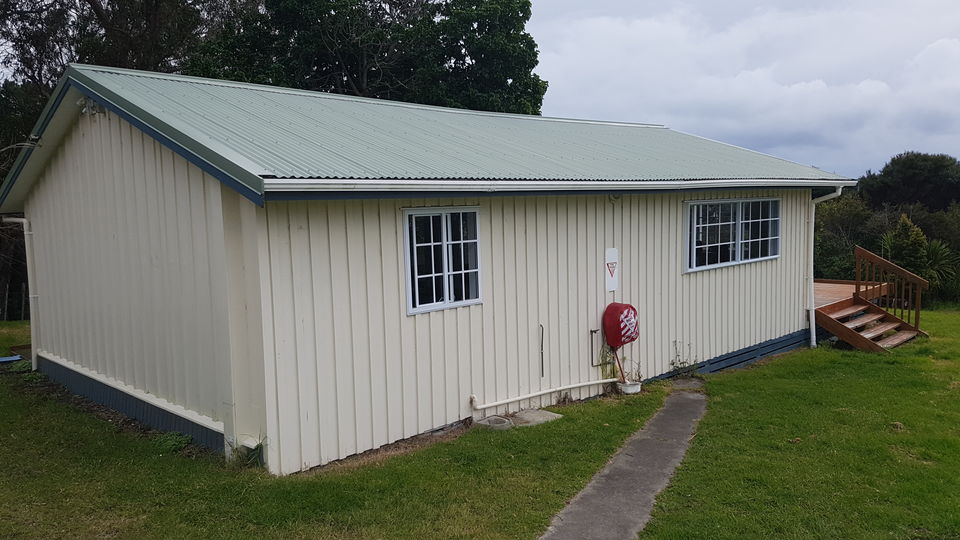 Dearsly Cottage exterior with its deck and lawn